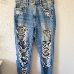 Light Washed Distressed Mom Jeans😚